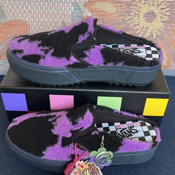 Vans WMNS Classic Slip-0n
Ireneisgood Multi
VN0A4BVZBMB
Platforms - Picture 2 of 16